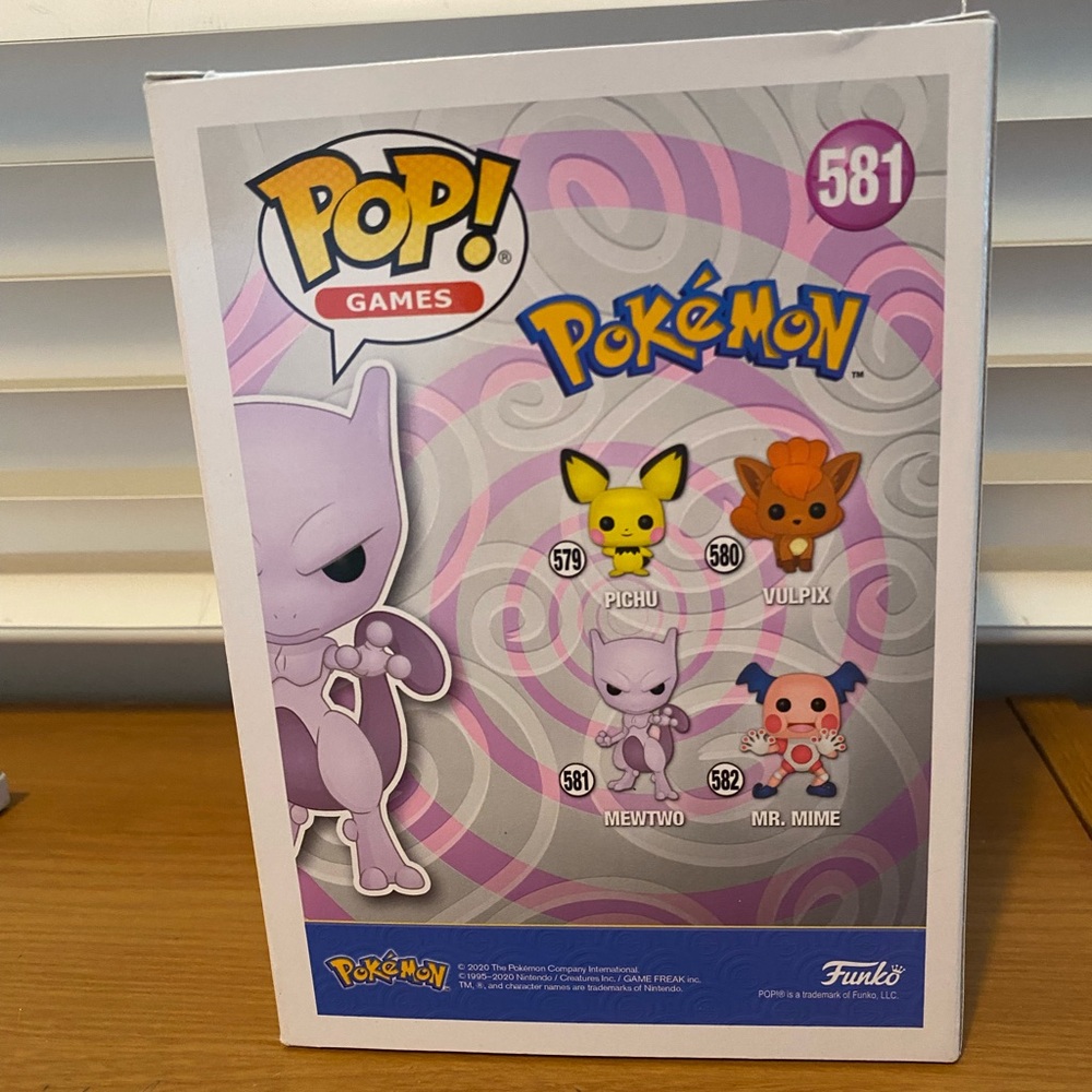 Funko Pop! Pokémon Mewtwo in Purple and White - Picture 3 of 5